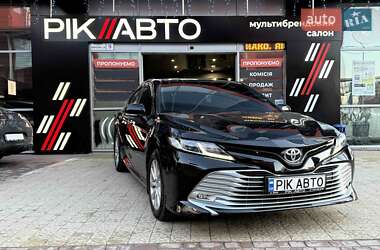Седан Toyota Camry 2019 в Львові