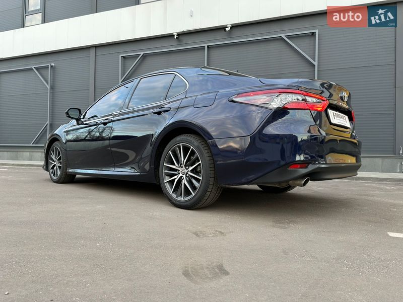 Седан Toyota Camry 2021 в Киеве
