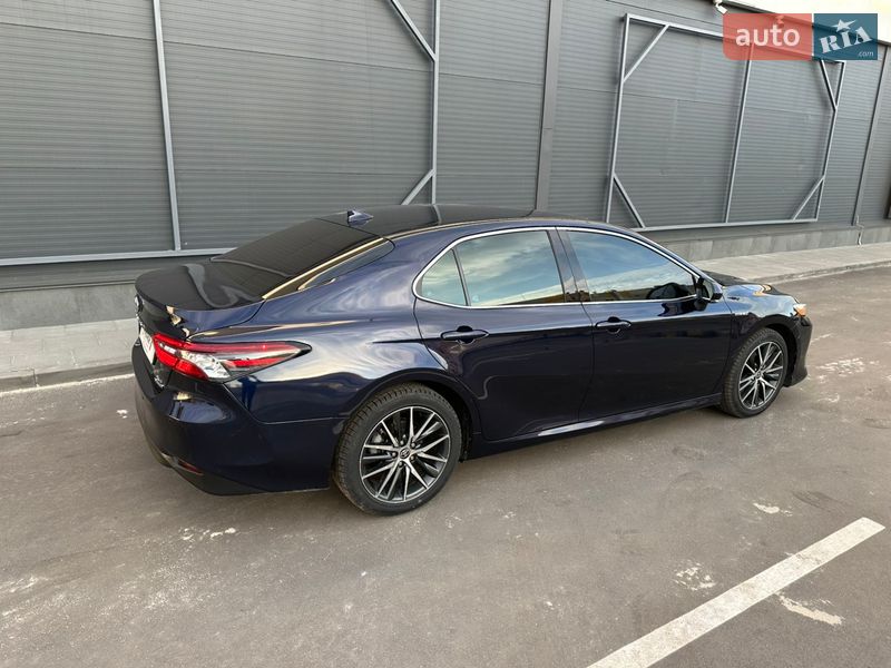 Седан Toyota Camry 2021 в Киеве
