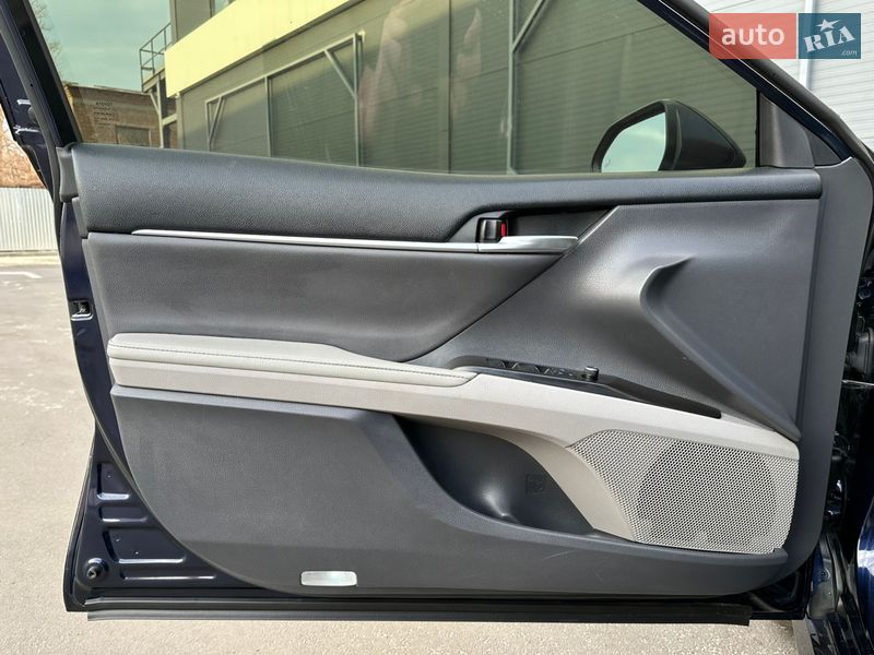 Седан Toyota Camry 2021 в Киеве