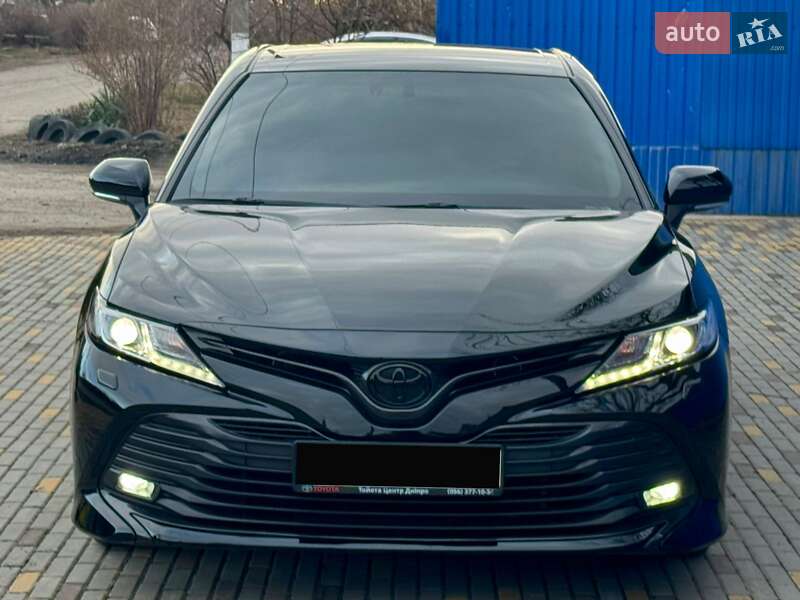 Седан Toyota Camry 2018 в Днепре
