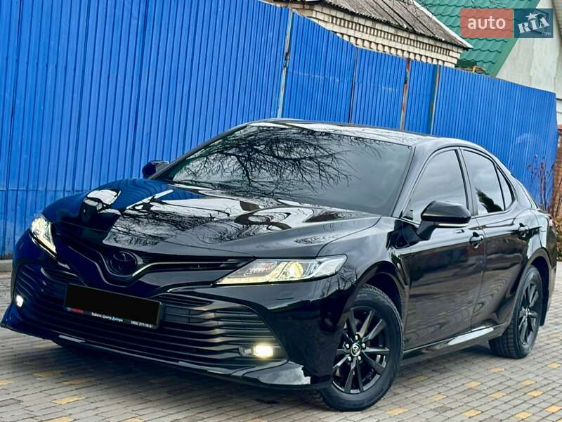 Седан Toyota Camry 2018 в Днепре