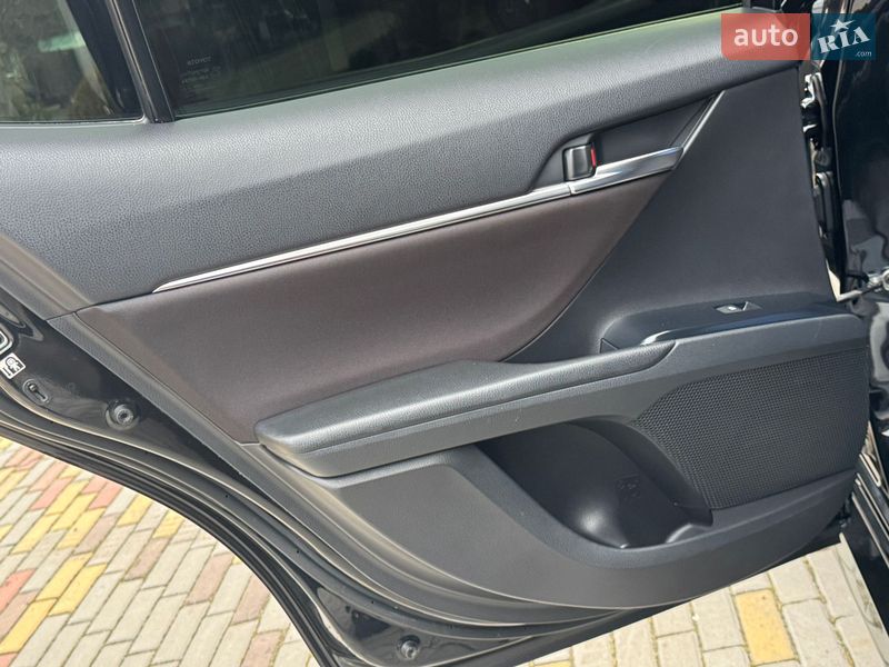 Седан Toyota Camry 2018 в Днепре