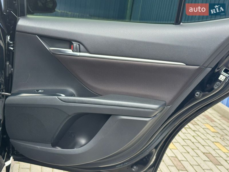 Седан Toyota Camry 2018 в Днепре