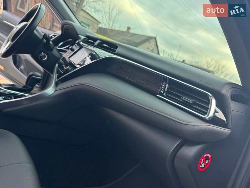 Седан Toyota Camry 2018 в Днепре