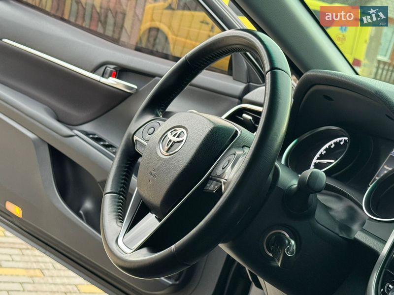 Седан Toyota Camry 2018 в Днепре