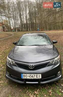 Седан Toyota Camry 2012 в Волочиске