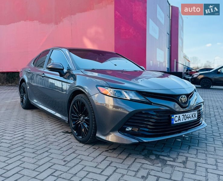 Седан Toyota Camry 2018 в Черкассах