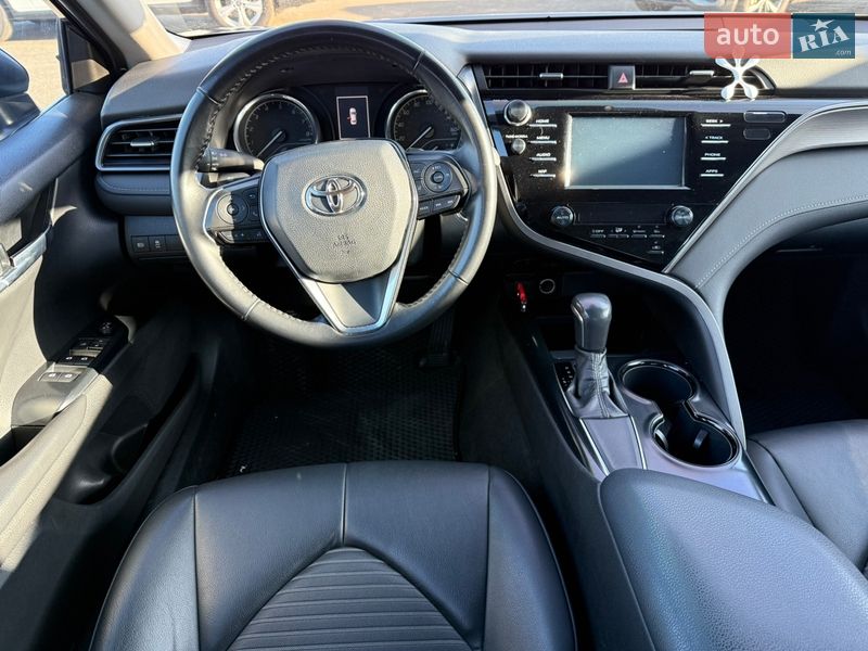 Седан Toyota Camry 2019 в Киеве
