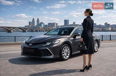 Седан Toyota Camry 2023 в Днепре