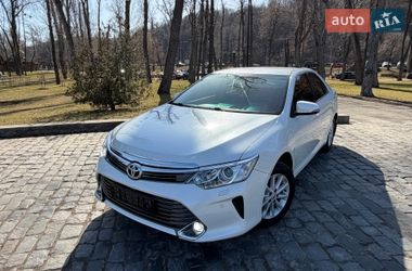 Седан Toyota Camry 2016 в Киеве