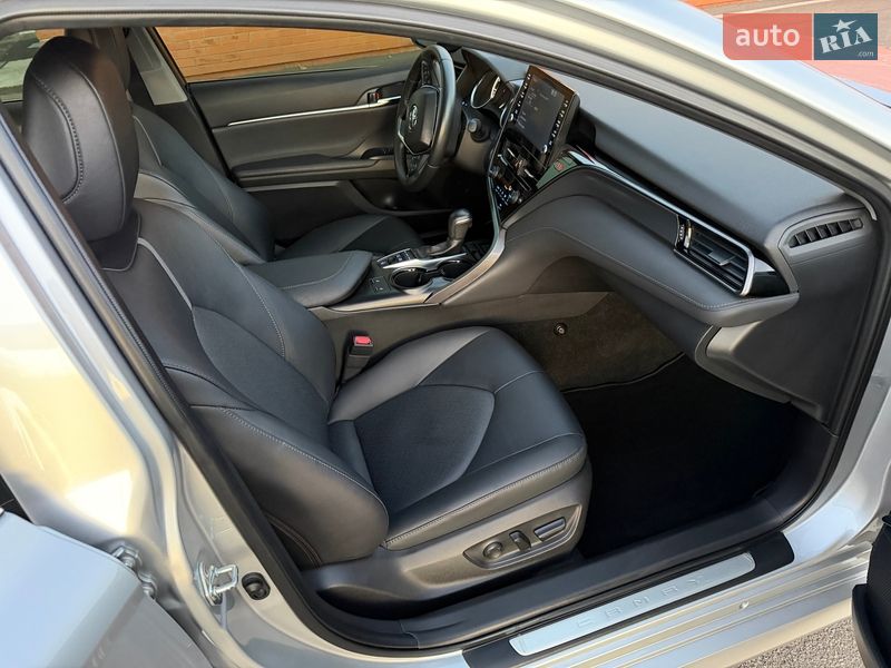 Седан Toyota Camry 2023 в Киеве