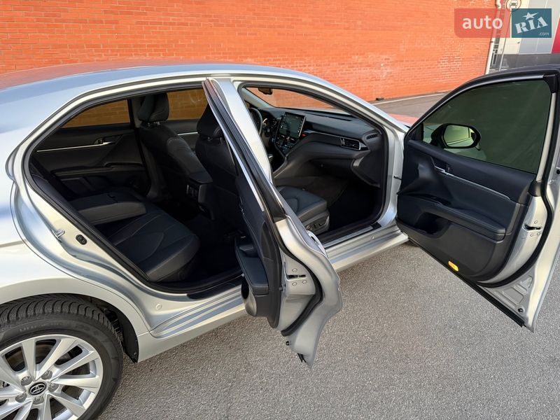 Седан Toyota Camry 2023 в Киеве