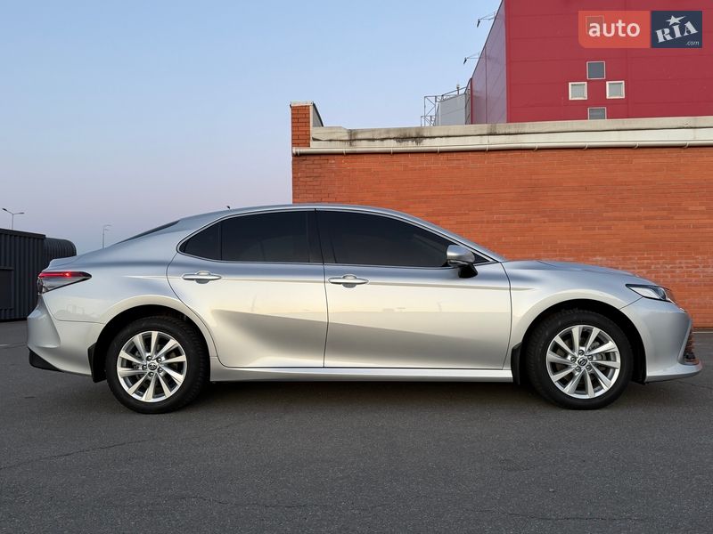Седан Toyota Camry 2023 в Киеве