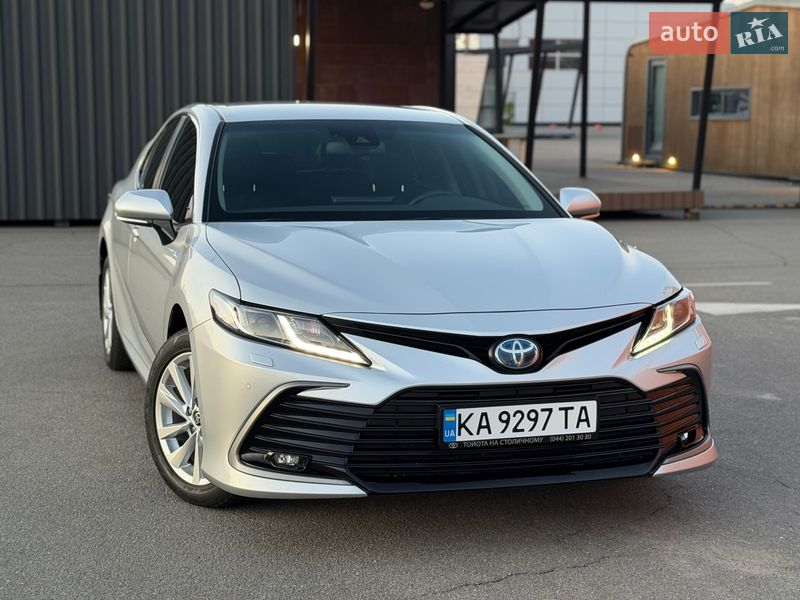 Седан Toyota Camry 2023 в Киеве