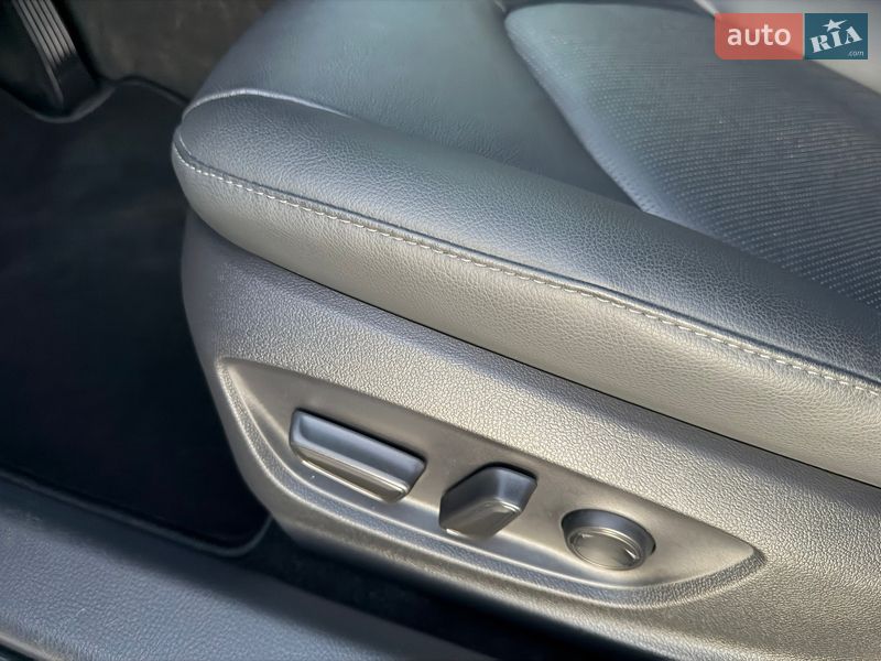 Седан Toyota Camry 2023 в Киеве