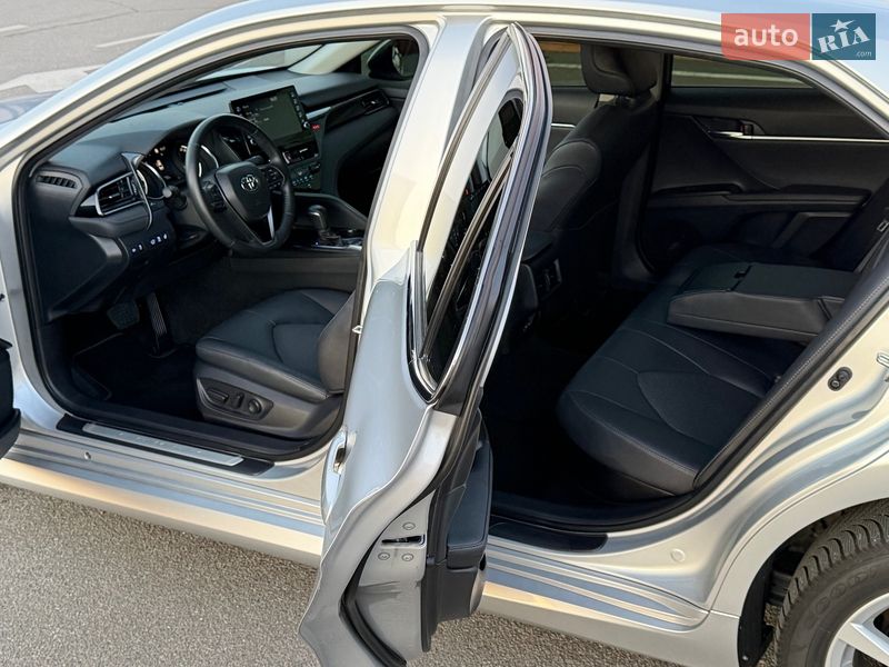 Седан Toyota Camry 2023 в Киеве