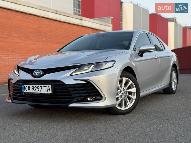 Седан Toyota Camry 2023 в Киеве