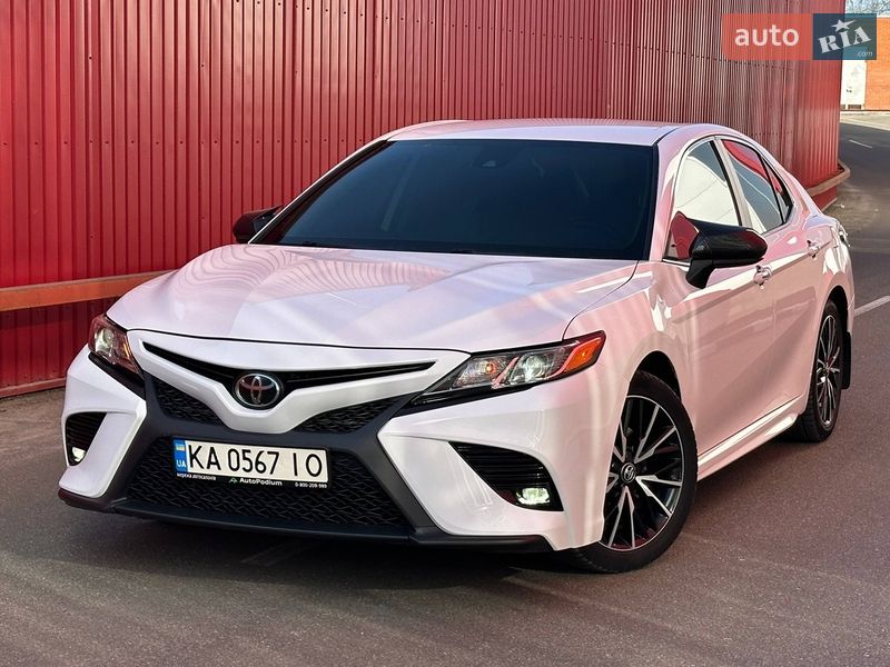 Седан Toyota Camry 2019 в Киеве