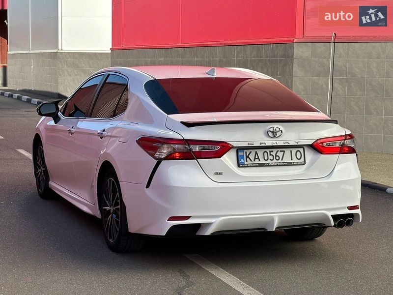 Седан Toyota Camry 2019 в Киеве