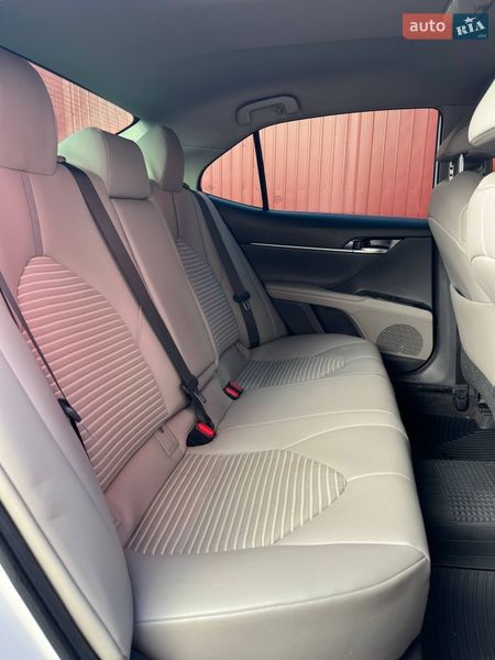 Седан Toyota Camry 2019 в Киеве