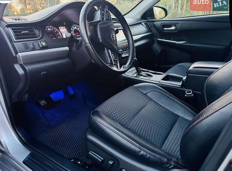 Седан Toyota Camry 2014 в Стоянке