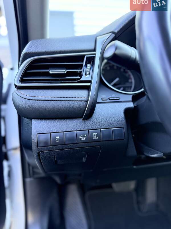 Седан Toyota Camry 2019 в Чернигове