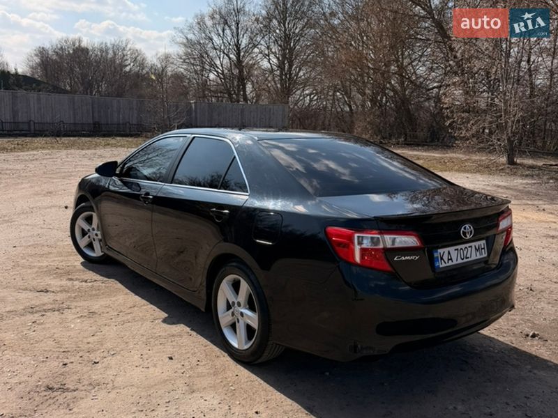 Седан Toyota Camry 2014 в Киеве