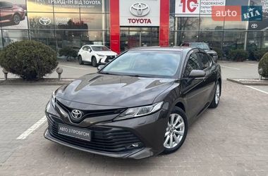 Седан Toyota Camry 2020 в Хмельницком