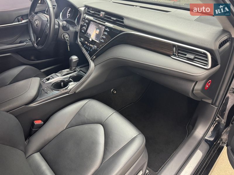 Седан Toyota Camry 2018 в Киеве