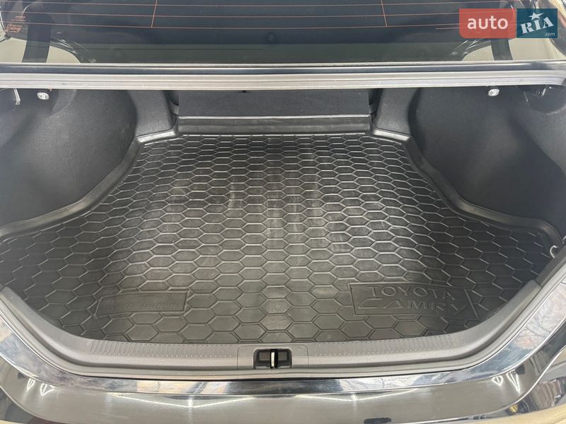 Седан Toyota Camry 2018 в Киеве