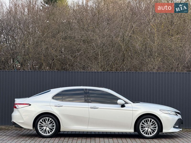 Седан Toyota Camry 2019 в Луцьку
