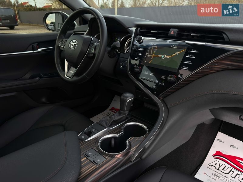Седан Toyota Camry 2019 в Луцьку