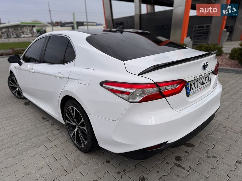 Седан Toyota Camry 2019 в Харькове