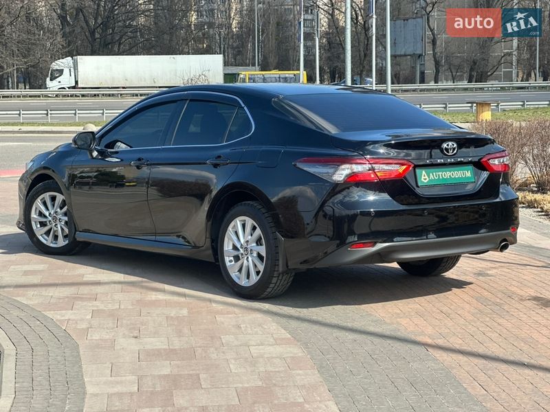 Седан Toyota Camry 2022 в Киеве