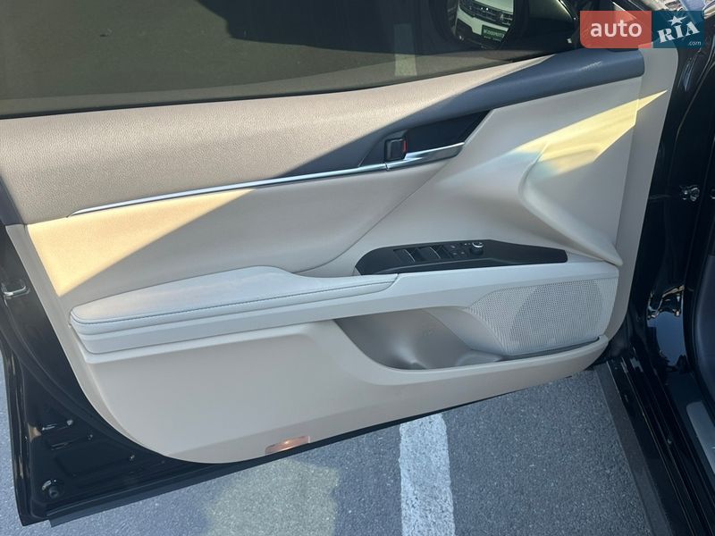 Седан Toyota Camry 2022 в Киеве