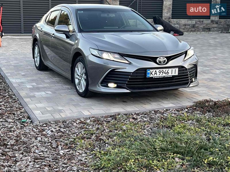 Седан Toyota Camry 2023 в Киеве