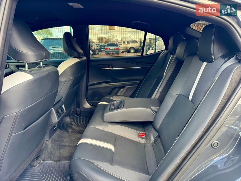 Седан Toyota Camry 2024 в Киеве