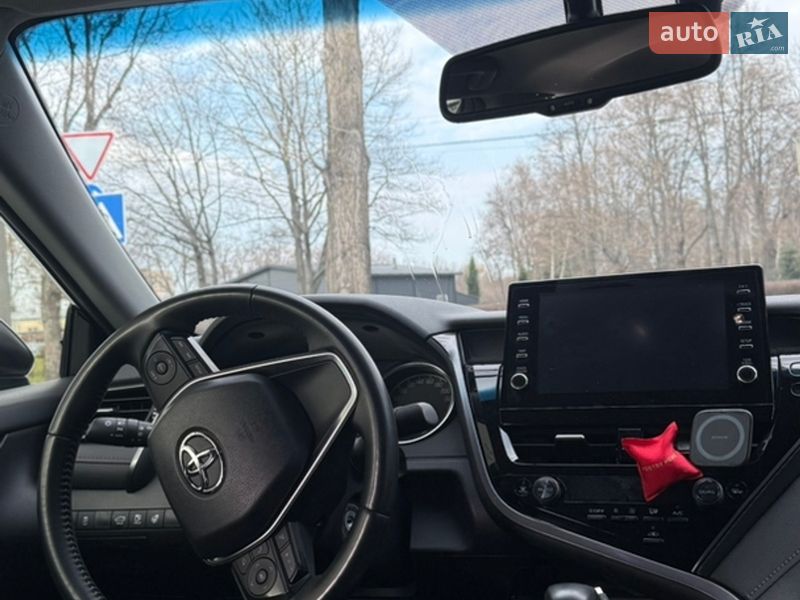 Седан Toyota Camry 2023 в Киеве