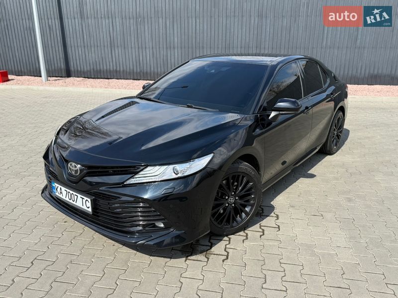 Седан Toyota Camry 2017 в Киеве
