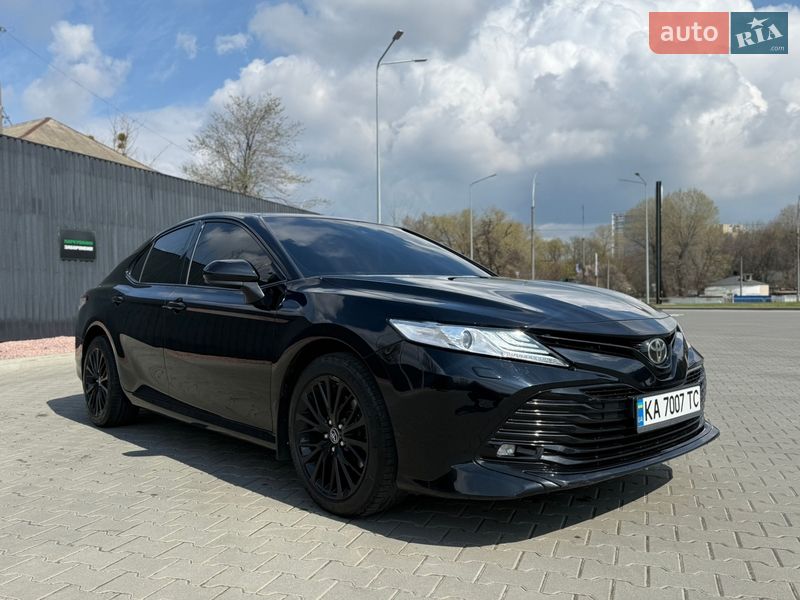 Седан Toyota Camry 2017 в Киеве