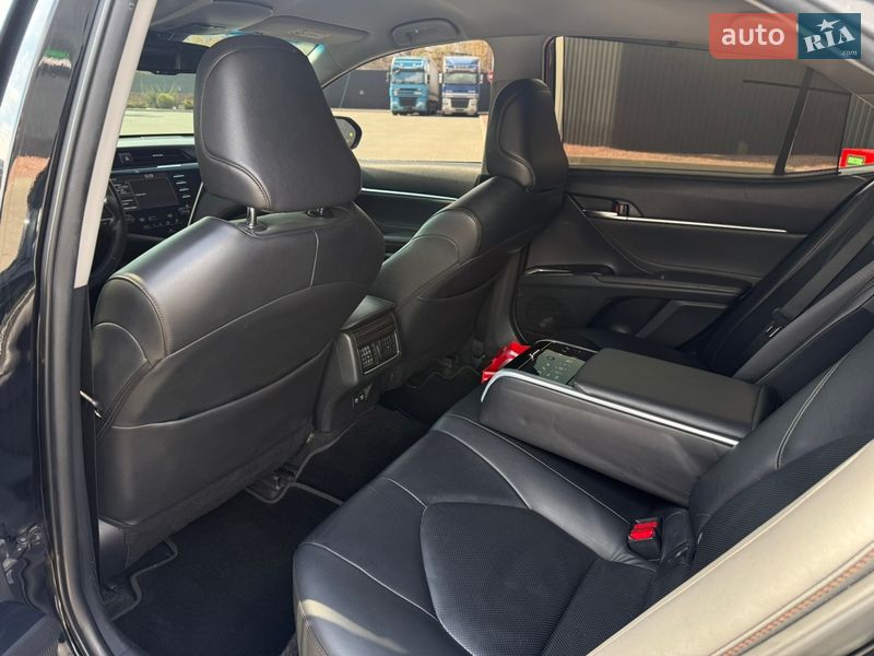 Седан Toyota Camry 2017 в Киеве