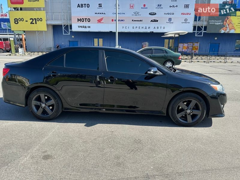 Седан Toyota Camry 2014 в Днепре