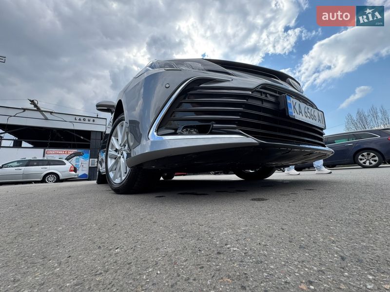 Седан Toyota Camry 2023 в Киеве