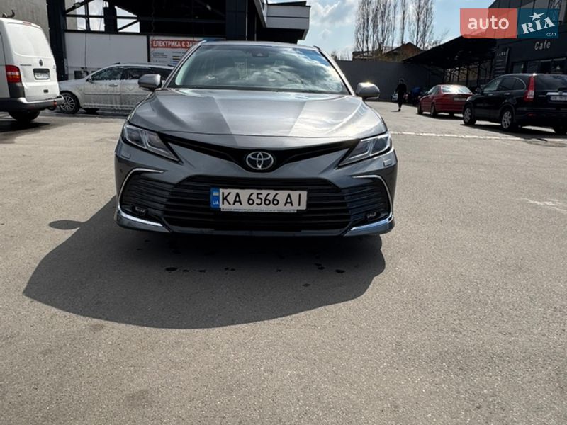 Седан Toyota Camry 2023 в Киеве