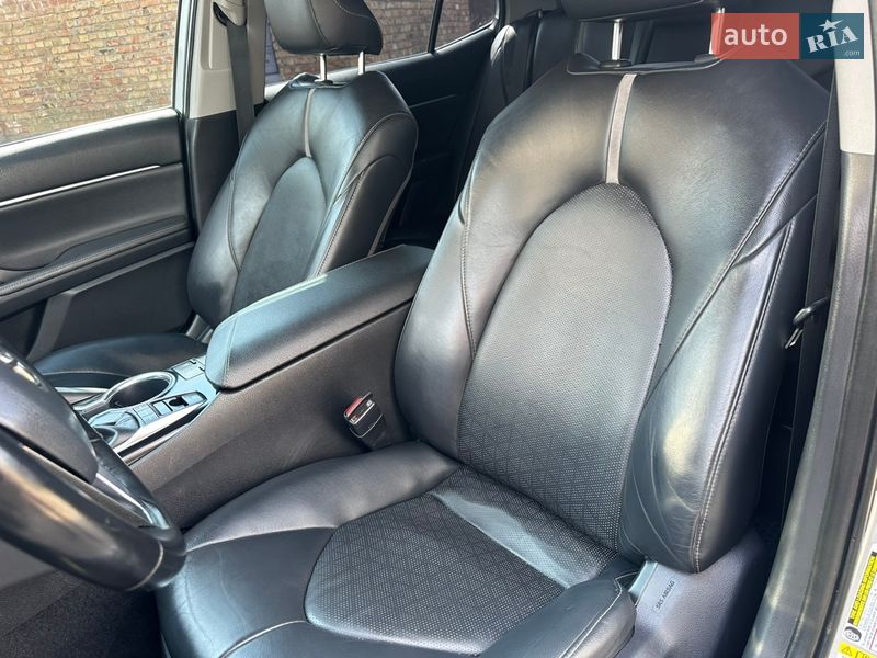 Седан Toyota Camry 2019 в Ржищеві