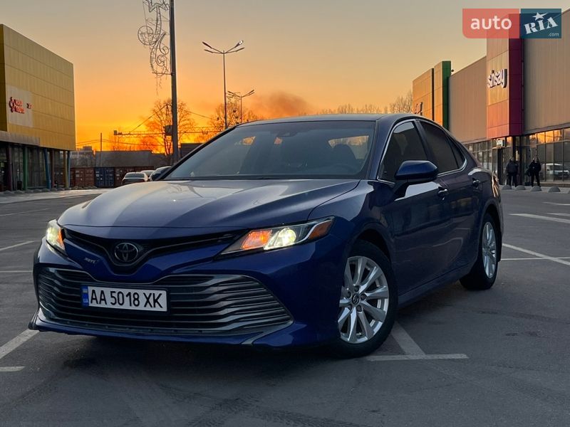 Седан Toyota Camry 2017 в Киеве