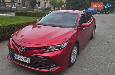 Седан Toyota Camry 2018 в Полтаве