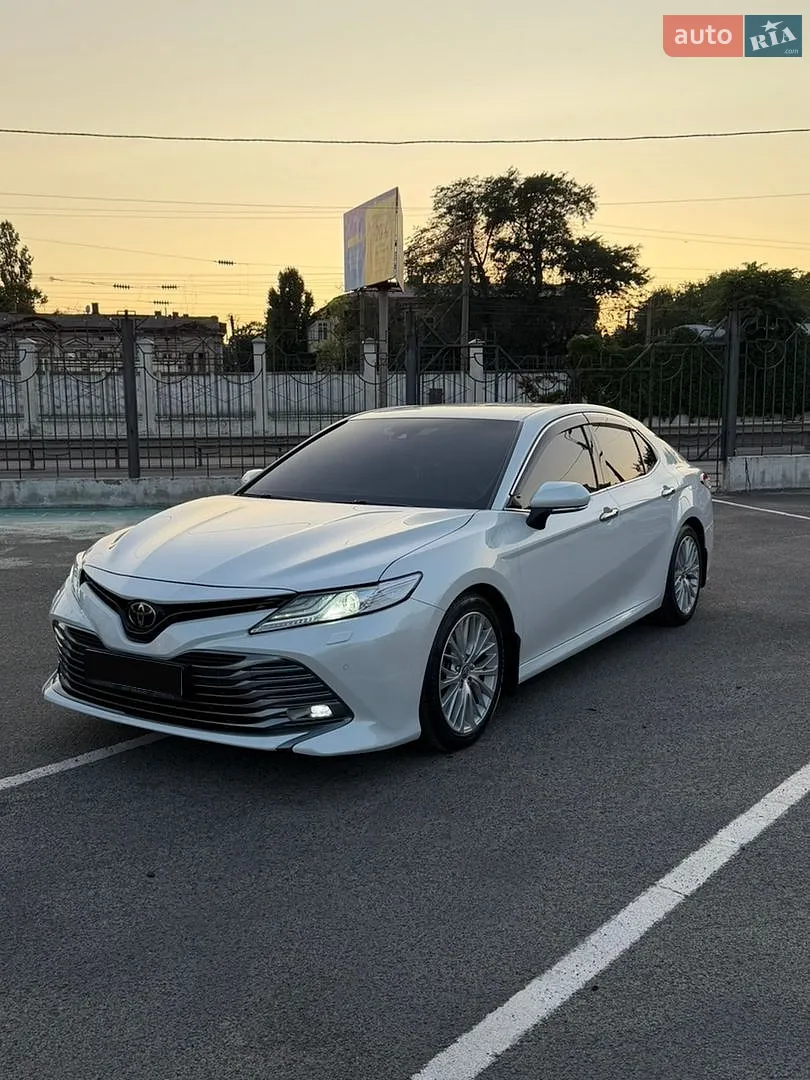 2020 Toyota Camry - фото 1