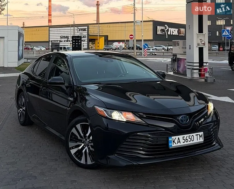 2019 Toyota Camry - фото 1